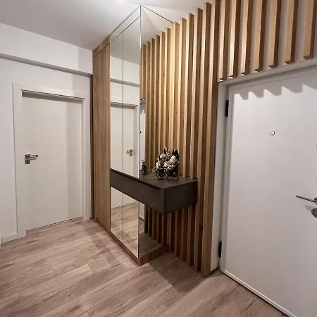Bright & Modern 3 With Amenities Apartment *